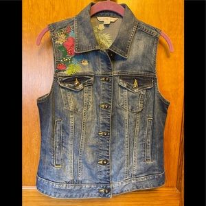 NWOT Boston Proper full button jean vest-embroidered flowers w/pockets